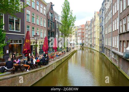 Häuser am Oudezijds Achterburgwal Kanal in Amsterdam, Holland Stockfoto
