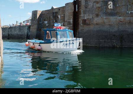 Boote, die Porthleven Harbour, Cornwall verlassen Stockfoto