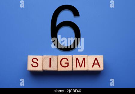 Abbildung 6 und Würfel mit Text SIGMA auf blauem Hintergrund Stockfoto