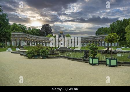 Bayreuth Hermitage-Das Neue Schloss Mit Dem Zentralen Sonnentempel, Den Zwei Bogenflügeln Und Dem Großen Becken Der Oberen Grotte Stockfoto