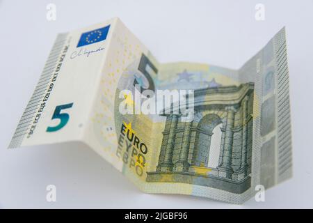 Nahaufnahme von Euro-Scheinen auf weißem Hintergrund Stockfoto
