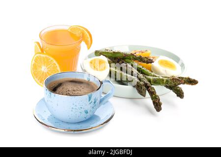 Leckeres Frühstück mit gegrilltem Spargel, gekochten Eiern, einer Tasse Kaffee und einem Glas Orangensaft auf weißem Hintergrund Stockfoto