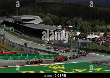 Spielberg, Österreich. 9.. Juli 2022. Max Verstappen (NLD) Red Bull Racing RB18 führt am Start an. Großer Preis von Österreich, Samstag, 9.. Juli 2022. Spielberg, Österreich. Stockfoto