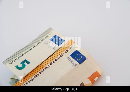 Nahaufnahme von Euro-Scheinen auf weißem Hintergrund Stockfoto