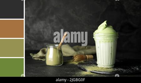 Komposition mit schmackhaftem Dalgona Matcha Latte auf dunklem Hintergrund. Unterschiedliche Farbmuster Stockfoto