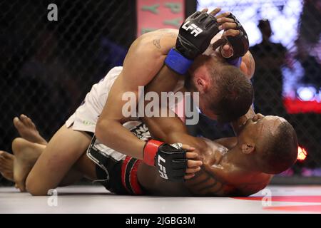 PHOENIX, AZ - 8. JULI: Am 8. Juli 2022 treffen sich am LFA 135 im Arizona Federal Theatre in Phoenix, Arizona, USA, im Achteck zu ihrem Flyweight-Kampf. (Foto: Alejandro Salazar/PXImages) Stockfoto