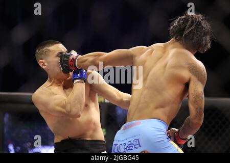 PHOENIX, AZ - 8. JULI: Angel Atoigue und Nick Alwag treffen sich am 8. Juli 2022 im Achteck zu ihrem Featherweight-Kampf auf der LFA 135 im Arizona Federal Theatre in Phoenix, Arizona, USA. (Foto: Alejandro Salazar/PxImages) Stockfoto