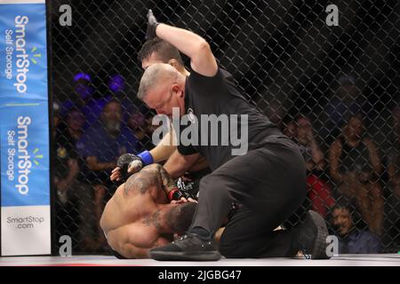 PHOENIX, AZ - 8. JULI: Alfonso Leyva und Daniel Reis treffen sich am 8. Juli 2022 im Arizona Federal Theatre in Phoenix, Arizona, USA, im Achteck zu ihrem Weltweight-Kampf auf der LFA 135. (Foto: Alejandro Salazar/PXImages) Stockfoto