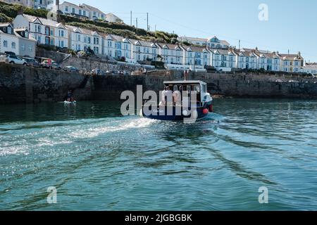 Boote, die Porthleven Harbour, Cornwall verlassen Stockfoto