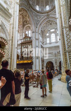 CORDOBA, SPANIEN - 23. MAI 2017: Es handelt sich um nicht identifizierte Touristen in den Räumlichkeiten der Hauptkapelle der Kathedrale von La Mesquita. Stockfoto