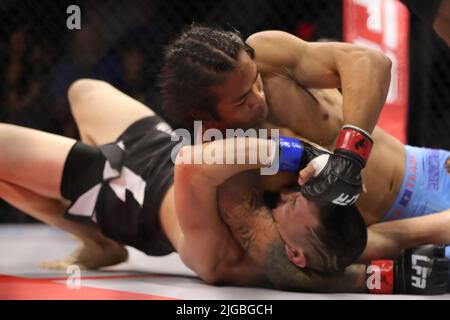 PHOENIX, AZ - 8. JULI: Angel Atoigue und Nick Alwag treffen sich am 8. Juli 2022 im Achteck zu ihrem Featherweight-Kampf auf der LFA 135 im Arizona Federal Theatre in Phoenix, Arizona, USA. (Foto: Alejandro Salazar/PxImages) Stockfoto