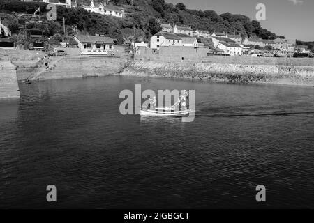 Boote, die Porthleven Harbour, Cornwall verlassen Stockfoto