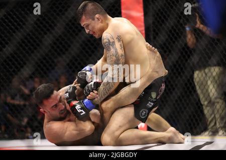 PHOENIX, AZ - 8. JULI: Alfonso Leyva und Daniel Reis treffen sich am 8. Juli 2022 im Arizona Federal Theatre in Phoenix, Arizona, USA, im Achteck zu ihrem Weltweight-Kampf auf der LFA 135. (Foto: Alejandro Salazar/PXImages) Stockfoto