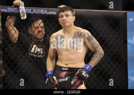 PHOENIX, AZ - 8. JULI: Alfonso Leyva und Daniel Reis treffen sich am 8. Juli 2022 im Arizona Federal Theatre in Phoenix, Arizona, USA, im Achteck zu ihrem Weltweight-Kampf auf der LFA 135. (Foto: Alejandro Salazar/PXImages) Stockfoto