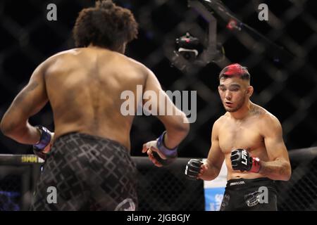 PHOENIX, AZ - 8. JULI: Austin Wourms und Lucas Clay treffen sich am 8. Juli 2022 in Phoenix, Arizona, USA, im Achteck zu ihrem Leichtbau-Kampf auf der LFA 135 im Arizona Federal Theatre. (Foto: Alejandro Salazar/PXImages) Stockfoto