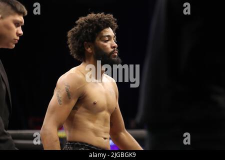 PHOENIX, AZ - 8. JULI: Austin Wourms und Lucas Clay treffen sich am 8. Juli 2022 in Phoenix, Arizona, USA, im Achteck zu ihrem Leichtbau-Kampf auf der LFA 135 im Arizona Federal Theatre. (Foto: Alejandro Salazar/PXImages) Stockfoto