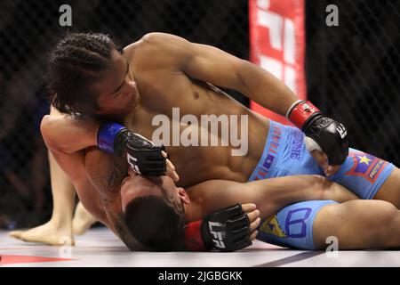 PHOENIX, AZ - 8. JULI: Angel Atoigue und Nick Alwag treffen sich am 8. Juli 2022 im Achteck zu ihrem Featherweight-Kampf auf der LFA 135 im Arizona Federal Theatre in Phoenix, Arizona, USA. (Foto: Alejandro Salazar/PxImages) Stockfoto