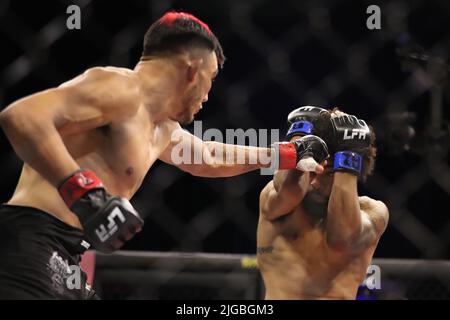 PHOENIX, AZ - 8. JULI: Austin Wourms und Lucas Clay treffen sich am 8. Juli 2022 in Phoenix, Arizona, USA, im Achteck zu ihrem Leichtbau-Kampf auf der LFA 135 im Arizona Federal Theatre. (Foto: Alejandro Salazar/PXImages) Stockfoto