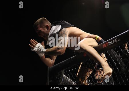 PHOENIX, AZ - 8. JULI: Marcus McGhee und Rafael do Nascimento treffen sich am 8. Juli 2022 im Arizona Federal Theatre in Phoenix, Arizona, USA, im Achteck zu ihrem Bantamweight-Kampf auf der LFA 135. (Foto: Alejandro Salazar/PXImages) Stockfoto