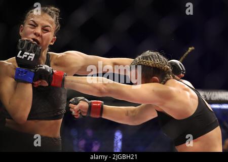 PHOENIX, AZ - 8. JULI: Jenaer Bischof und Luana Santos treffen sich am 8. Juli 2022 im Arizona Federal Theatre in Phoenix, Arizona, USA, im Achteck zu ihrem Schwunggewicht-Kampf auf der LFA 135. (Foto: Alejandro Salazar/PXImages) Stockfoto