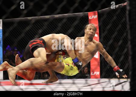 PHOENIX, AZ - 8. JULI: Marcus McGhee und Rafael do Nascimento treffen sich am 8. Juli 2022 im Arizona Federal Theatre in Phoenix, Arizona, USA, im Achteck zu ihrem Bantamweight-Kampf auf der LFA 135. (Foto: Alejandro Salazar/PXImages) Stockfoto