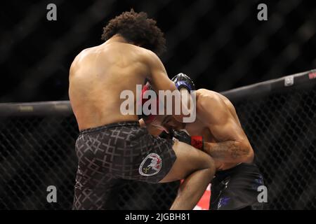 PHOENIX, AZ - 8. JULI: Austin Wourms und Lucas Clay treffen sich am 8. Juli 2022 in Phoenix, Arizona, USA, im Achteck zu ihrem Leichtbau-Kampf auf der LFA 135 im Arizona Federal Theatre. (Foto: Alejandro Salazar/PXImages) Stockfoto