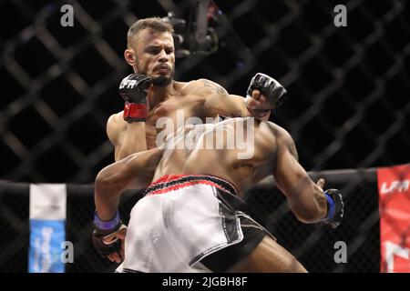 PHOENIX, AZ - 8. JULI: Am 8. Juli 2022 treffen sich am LFA 135 im Arizona Federal Theatre in Phoenix, Arizona, USA, im Achteck zu ihrem Flyweight-Kampf. (Foto: Alejandro Salazar/PXImages) Stockfoto