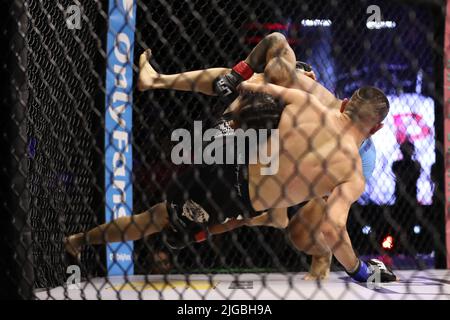 PHOENIX, AZ - 8. JULI: Angel Atoigue und Nick Alwag treffen sich am 8. Juli 2022 im Achteck zu ihrem Featherweight-Kampf auf der LFA 135 im Arizona Federal Theatre in Phoenix, Arizona, USA. (Foto: Alejandro Salazar/PxImages) Stockfoto