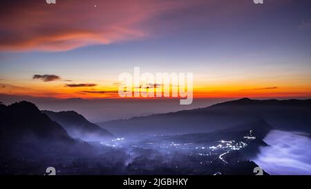 Landschaftsansicht des Dorfes Cemoro lawang auf Silhouette nebligen Morgen, Mount Bromo, Bromo tengger semeru Nationalpark, Ost-Java, Indonesien Stockfoto