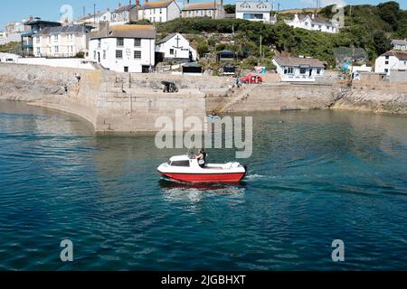 Boote, die Porthleven Harbour, Cornwall verlassen Stockfoto