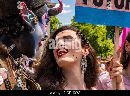 Hyde Park Corner, London, Großbritannien. 9.. Juli 2022. Eine große Anzahl von Menschen hat sich heute in Central London versammelt, um gegen die fehlenden Rechte und die Gesundheitsversorgung von Transgender-Menschen zu protestieren. Bildquelle: ernesto rogata/Alamy Live News Stockfoto