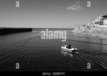 Boote, die Porthleven Harbour, Cornwall verlassen Stockfoto