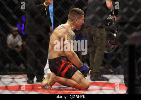 PHOENIX, AZ - 8. JULI: Marcus McGhee und Rafael do Nascimento treffen sich am 8. Juli 2022 im Arizona Federal Theatre in Phoenix, Arizona, USA, im Achteck zu ihrem Bantamweight-Kampf auf der LFA 135. (Foto: Alejandro Salazar/PXImages) Stockfoto