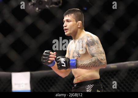 PHOENIX, AZ - 8. JULI: Alfonso Leyva und Daniel Reis treffen sich am 8. Juli 2022 im Arizona Federal Theatre in Phoenix, Arizona, USA, im Achteck zu ihrem Weltweight-Kampf auf der LFA 135. (Foto: Alejandro Salazar/PXImages) Stockfoto