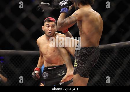 PHOENIX, AZ - 8. JULI: Austin Wourms und Lucas Clay treffen sich am 8. Juli 2022 in Phoenix, Arizona, USA, im Achteck zu ihrem Leichtbau-Kampf auf der LFA 135 im Arizona Federal Theatre. (Foto: Alejandro Salazar/PXImages) Stockfoto