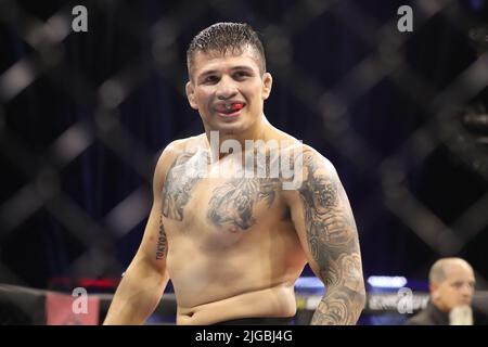 PHOENIX, AZ - 8. JULI: Alfonso Leyva und Daniel Reis treffen sich am 8. Juli 2022 im Arizona Federal Theatre in Phoenix, Arizona, USA, im Achteck zu ihrem Weltweight-Kampf auf der LFA 135. (Foto: Alejandro Salazar/PXImages) Stockfoto