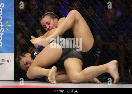 PHOENIX, AZ - 8. JULI: Jenaer Bischof und Luana Santos treffen sich am 8. Juli 2022 im Arizona Federal Theatre in Phoenix, Arizona, USA, im Achteck zu ihrem Schwunggewicht-Kampf auf der LFA 135. (Foto: Alejandro Salazar/PXImages) Stockfoto