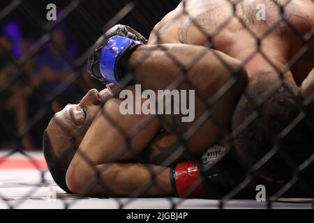 PHOENIX, AZ - 8. JULI: Am 8. Juli 2022 treffen sich am LFA 135 im Arizona Federal Theatre in Phoenix, Arizona, USA, im Achteck zu ihrem Flyweight-Kampf. (Foto: Alejandro Salazar/PXImages) Stockfoto