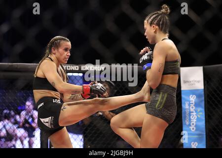 PHOENIX, AZ - 8. JULI: Jenaer Bischof und Luana Santos treffen sich am 8. Juli 2022 im Arizona Federal Theatre in Phoenix, Arizona, USA, im Achteck zu ihrem Schwunggewicht-Kampf auf der LFA 135. (Foto: Alejandro Salazar/PXImages) Stockfoto