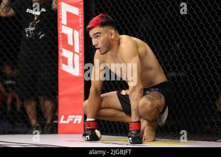 PHOENIX, AZ - 8. JULI: Austin Wourms und Lucas Clay treffen sich am 8. Juli 2022 in Phoenix, Arizona, USA, im Achteck zu ihrem Leichtbau-Kampf auf der LFA 135 im Arizona Federal Theatre. (Foto: Alejandro Salazar/PXImages) Stockfoto