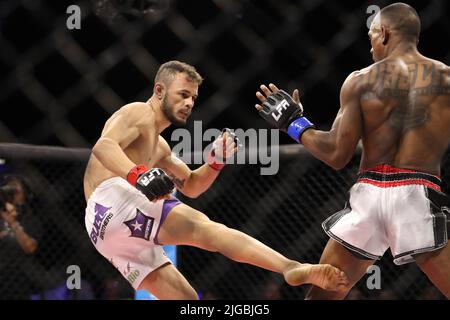 PHOENIX, AZ - 8. JULI: Am 8. Juli 2022 treffen sich am LFA 135 im Arizona Federal Theatre in Phoenix, Arizona, USA, im Achteck zu ihrem Flyweight-Kampf. (Foto: Alejandro Salazar/PXImages) Stockfoto