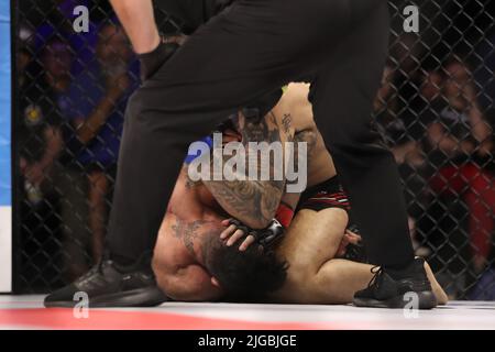 PHOENIX, AZ - 8. JULI: Alfonso Leyva und Daniel Reis treffen sich am 8. Juli 2022 im Arizona Federal Theatre in Phoenix, Arizona, USA, im Achteck zu ihrem Weltweight-Kampf auf der LFA 135. (Foto: Alejandro Salazar/PXImages) Stockfoto