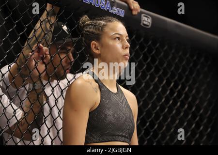 PHOENIX, AZ - 8. JULI: Jenaer Bischof und Luana Santos treffen sich am 8. Juli 2022 im Arizona Federal Theatre in Phoenix, Arizona, USA, im Achteck zu ihrem Schwunggewicht-Kampf auf der LFA 135. (Foto: Alejandro Salazar/PXImages) Stockfoto