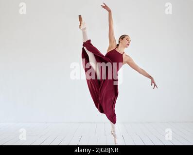 Ihren Tanz zu sehen bedeutet, an Magie zu glauben. Eine junge Frau, die in einem Ballettstudio tanzt. Stockfoto