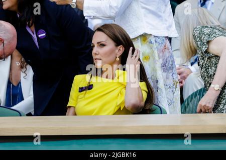 London, Großbritannien. 09.. Juli 2022. Tennis: Grand Slam/WTA Tour - Wimbledon, Singles, Frauen, Finale, Rybakina (Kasachstan) - Jabeur (Tunesien): Kate, Herzogin von Cambridge, in der Royal Box beim All England Lawn Tennis and Croquet Club. Quelle: Frank Molter/dpa/Alamy Live News Stockfoto