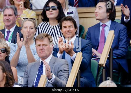 London, Großbritannien. 09.. Juli 2022. Tennis: Grand Slam/WTA Tour - Wimbledon, Singles, Frauen, Finale, Rybakina (Kasachstan) - Jabeur (Tunesien): Schauspieler Tom Cruise (M) in der Royal Box im All England Lawn Tennis and Croquet Club. Quelle: Frank Molter/dpa/Alamy Live News Stockfoto