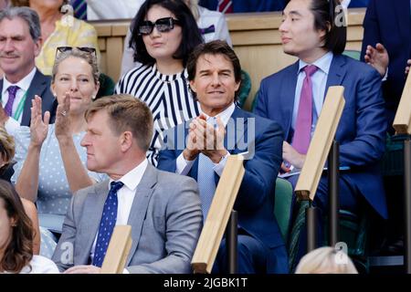 London, Großbritannien. 09.. Juli 2022. Tennis: Grand Slam/WTA Tour - Wimbledon, Singles, Frauen, Finale, Rybakina (Kasachstan) - Jabeur (Tunesien): Schauspieler Tom Cruise (M) in der Royal Box im All England Lawn Tennis and Croquet Club. Quelle: Frank Molter/dpa/Alamy Live News Stockfoto
