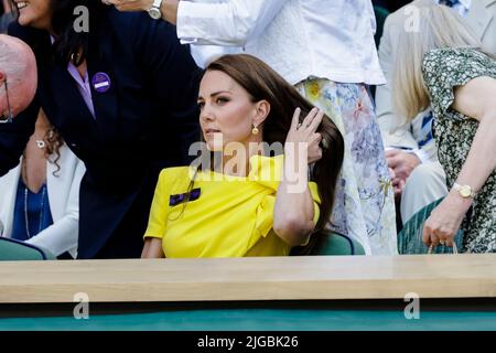 London, Großbritannien. 09.. Juli 2022. Tennis: Grand Slam/WTA Tour - Wimbledon, Singles, Frauen, Finale, Rybakina (Kasachstan) - Jabeur (Tunesien): Kate, Herzogin von Cambridge, in der Royal Box beim All England Lawn Tennis and Croquet Club. Quelle: Frank Molter/dpa/Alamy Live News Stockfoto