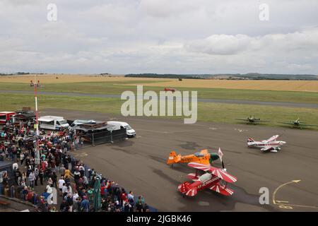 Gera, Deutschland. 09.. Juli 2022. Spezialflugzeuge für den Kunstflug stehen bei den Deutschen Aerobatic-Meisterschaften auf dem Vorfeld. Nach Angaben des Veranstalters starteten 30 Teilnehmer aus Deutschland und Luxemburg an der Meisterschaft. Kredit: Bodo Schackow/dpa/Alamy Live Nachrichten Stockfoto