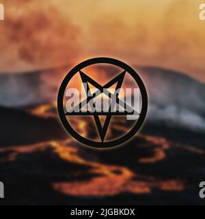 Invertiertes Pentagramm auf dem Hintergrund eines Vulkanausbruchs Stockfoto